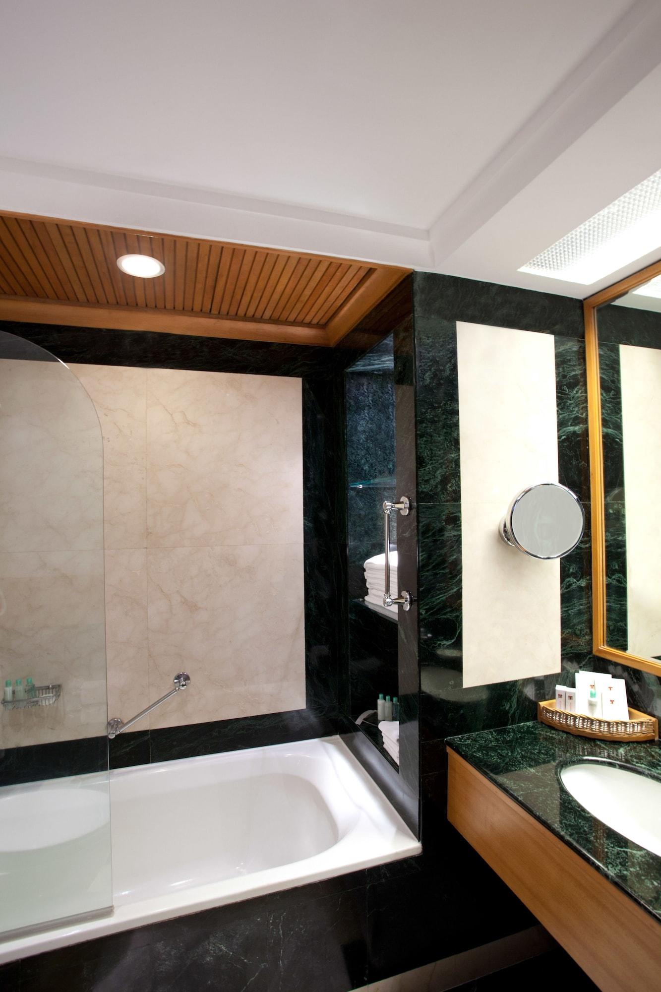 فندق ترايدنت تشيناي المظهر الخارجي الصورة Bathroom